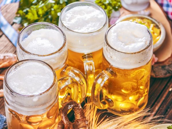 Bierkrüge mit Brezel auf einem Volksfest