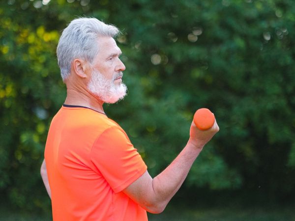 Senior der Sport im Freien treibt