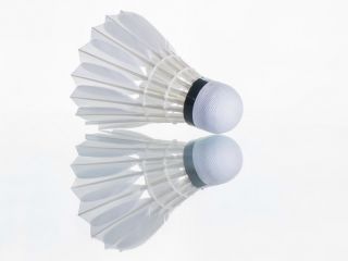 Federball auf Spiegelfläche