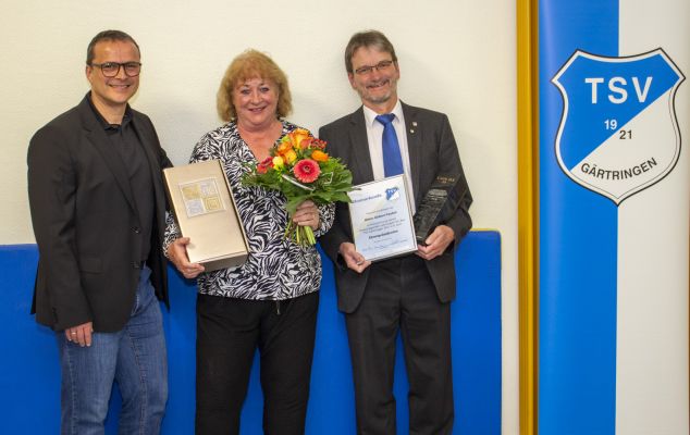 TSV Präsident Jürgen Vetter, Iris Faubel und Gisbert Faubel mit der Ernennungsurkunde zum TSV Ehrenpräsidenten