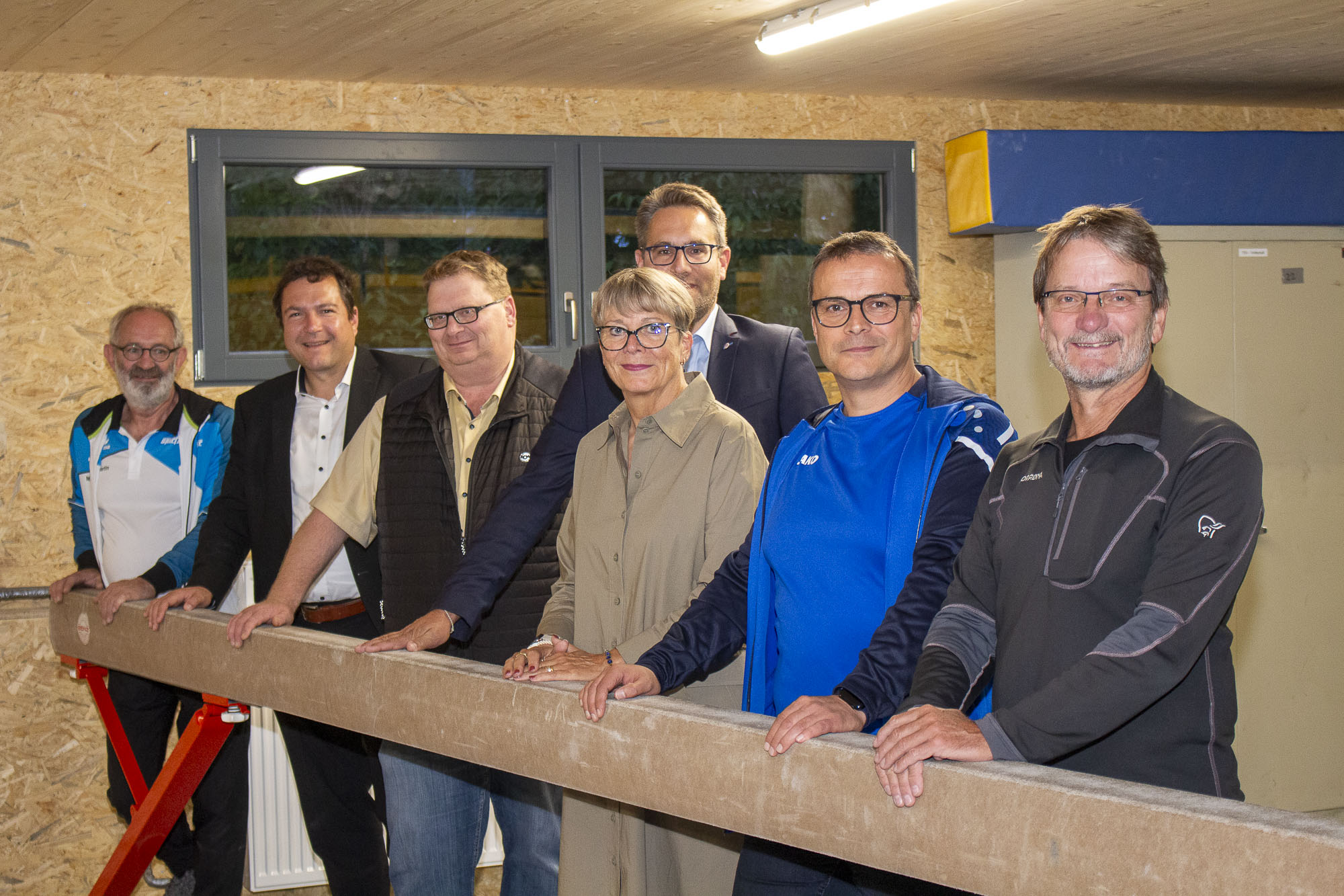 Die am Umbau Beteiligten am Schwebebalken stehend