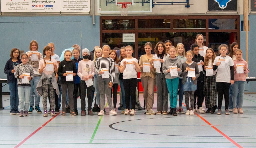 Foto von der Sportabzeichenverleihung 2022 - 2. Gruppe der weiblichen Jugend