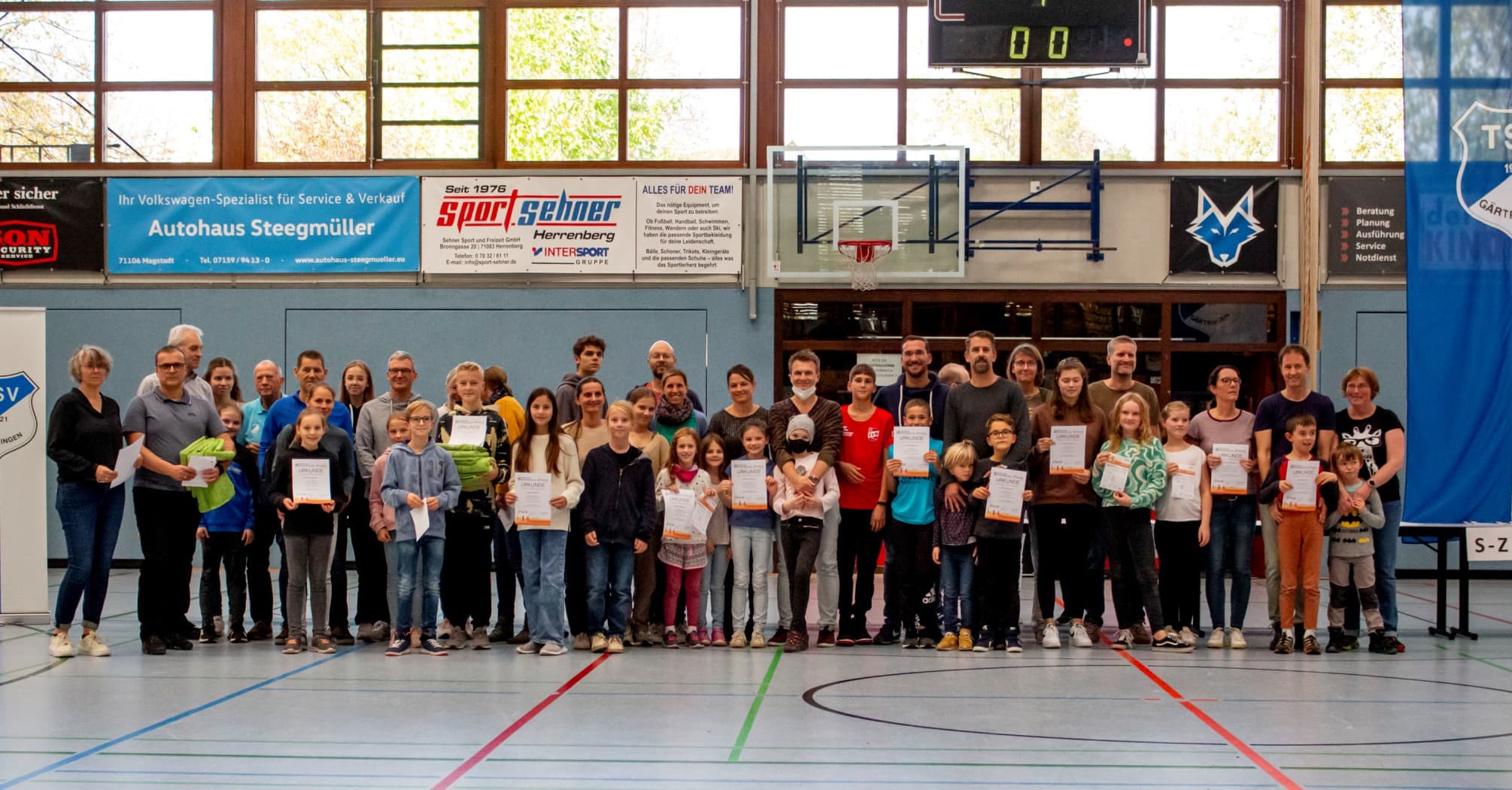 Foto von der Sportabzeichenverleihung 2022 - Gruppe der erfolgreich teilgenommenen Familien